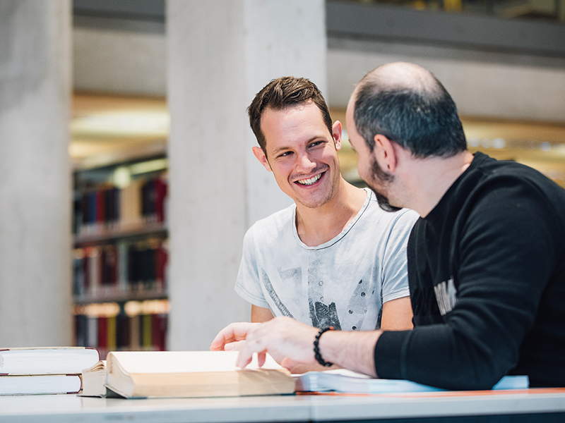 In der SprachLernBegleitung kann man Fragen, die in der Gruppe vielleicht untergehen, mit einem/einer TrainerIn besprechen. Was das Projekt noch alles zu bieten hat, gibt es diese Woche im AirCampus zu hören. Foto: Uni Graz/Kanizaj. 