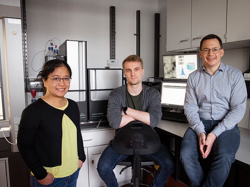 Carolyn Vargas, David Glück und Sandro Keller (v.l.) haben mit der Nanodisc-Technologie einen Weg entwickelt, wie Membranproteine auf ihre 3D-Struktur hin untersucht werden können. Das könnte Wirkstoffe gegen viele Krankheiten künftig effektiver machen. Foto: Uni Graz/Tzivanopoulos. ©Uni Graz/Schweiger