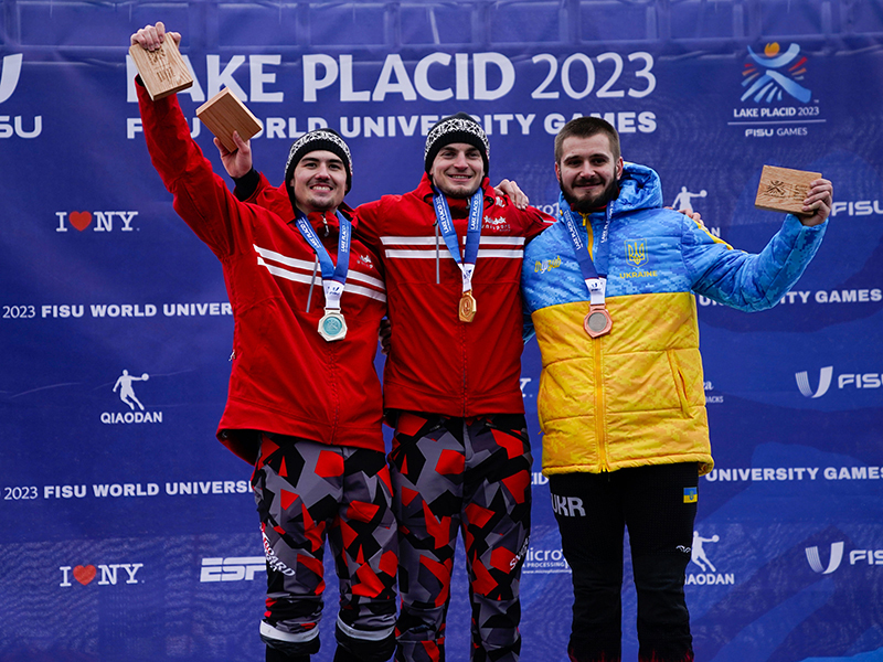Dominik Burgstaller (links), Matthäus Pink (Mitte) und Mykhailo Kharuk (rechts) gewannen in Lake Placido Silber, Gold und Bronze im Snowboard Parallel Slalom der Männer. Foto: Unisport Austria. ©2023 Sammy Swiss