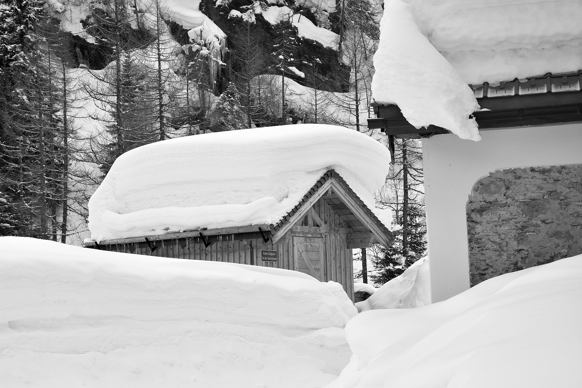tief verschneite Hütte in Kolm-Saigurn ©Jakob Schoener