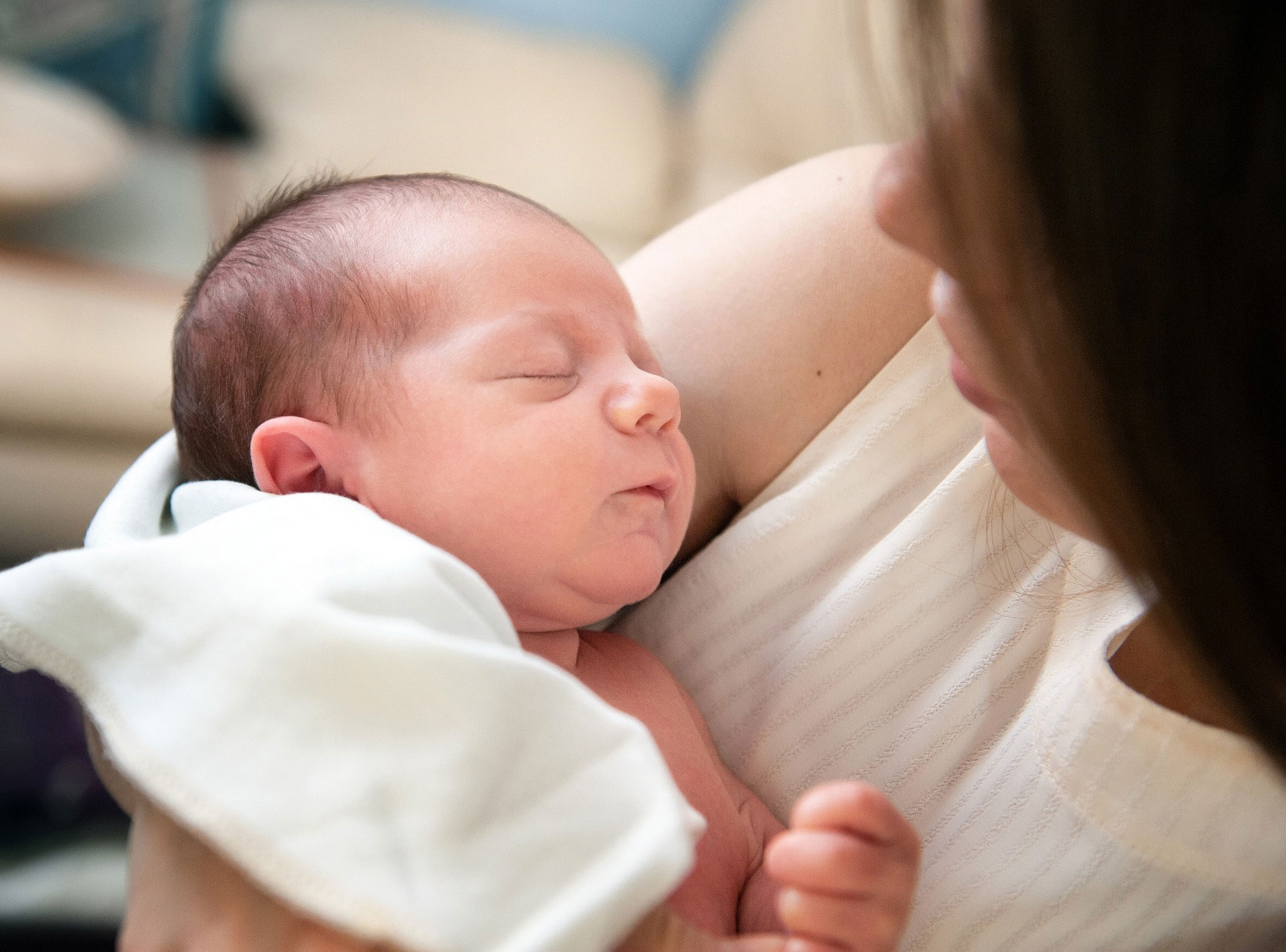 Neugeborenes im Arm der Mutter. Foto: pixabay 