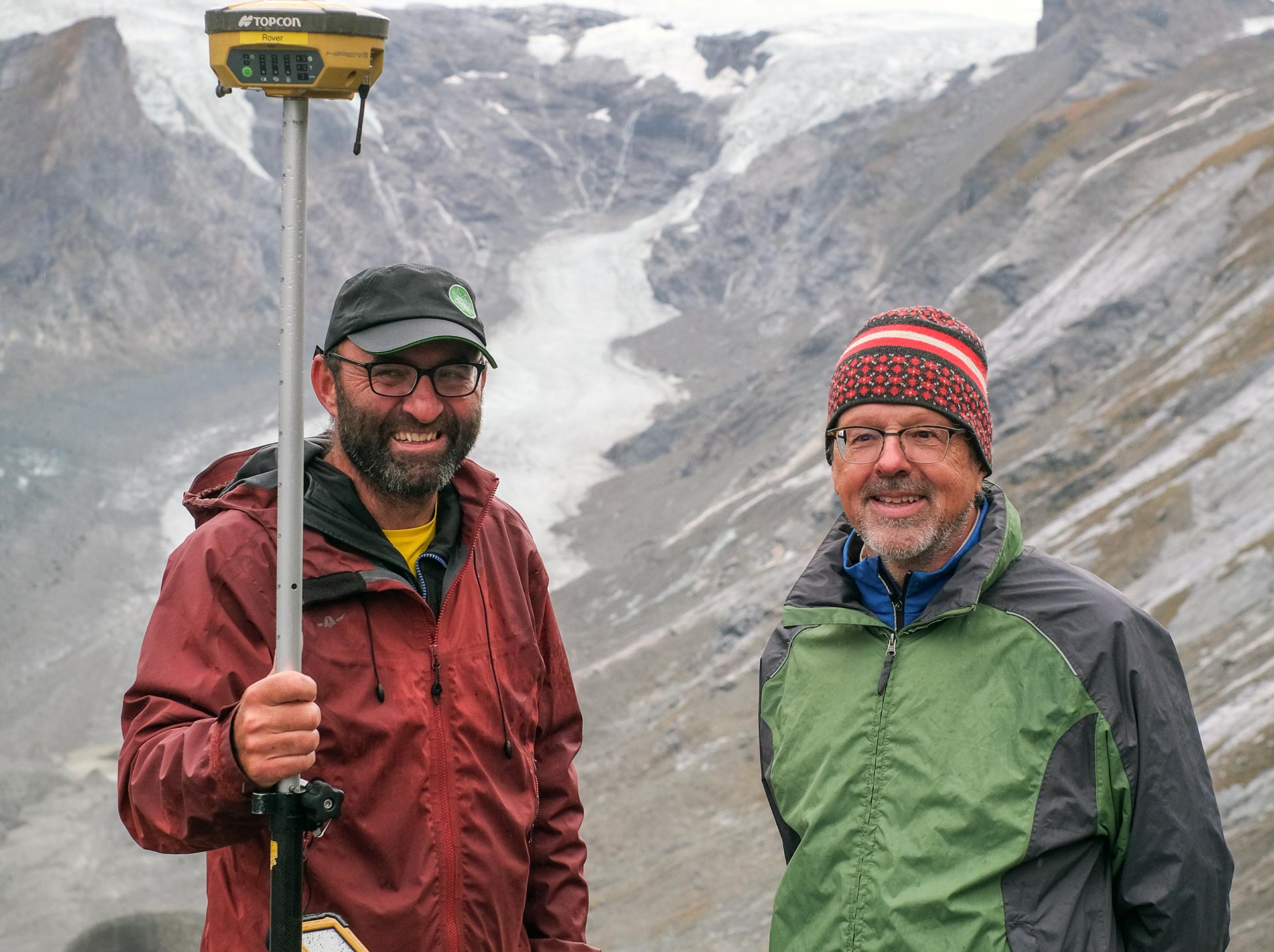 Andreas Kellerer-Pirklbauer und Gerhard Lieb von der Uni Graz mit Messgerät vor einem Gletscher ©Simon Schöpf