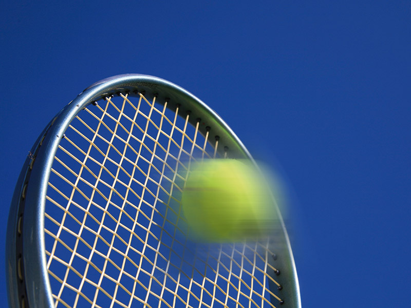 Tennisball auf Schläger 