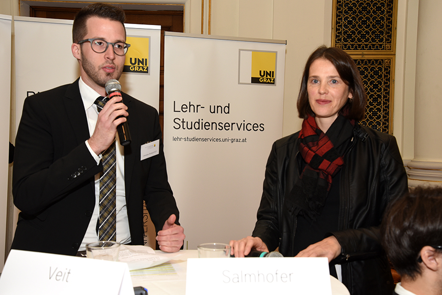 Gudrun Salmhofer, Leiterin der Lehr- und Studienservices, im Gespräch mit Student Christian Veit über die Lehrveranstaltung Refugee Law Clinic 