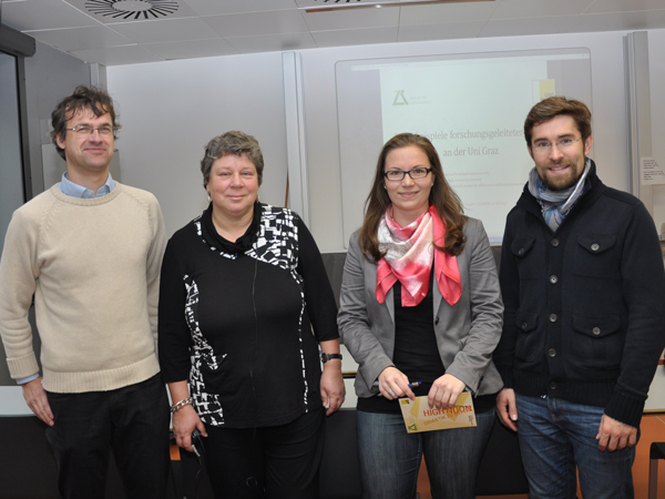 Sprachen über ihre Erfahrungen in forschungsgeleiteter Lehre: Wolfgang Kroutil, Ulrike Bechmann, Alexandra Dorfer (Leiterin LSS) und Matthias Kettemann (v.l.) 