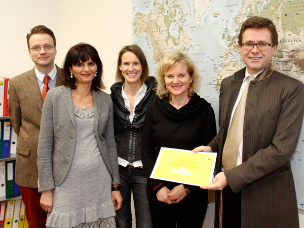 Vizerektor Martin Polaschek (rechts) unterfertigte das Kooperationspapier mit VertreterInnen des Seebacher-Gymnasiums 