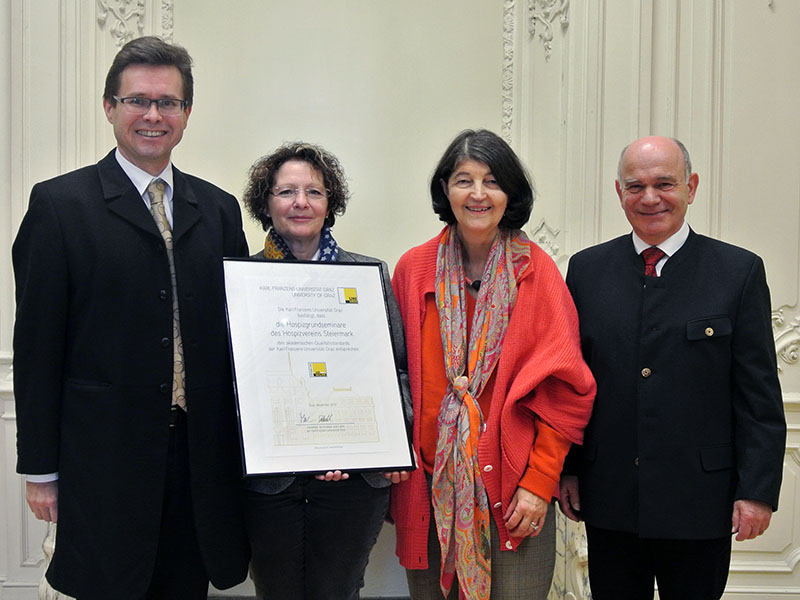 Vizerektor Martin Polaschek, Monika Benigni und Trautgundis Kaiba vom Hospizverein Steiermark sowie Johann Thanner, ehrenamtlicher Leiter der Hospizakademie 