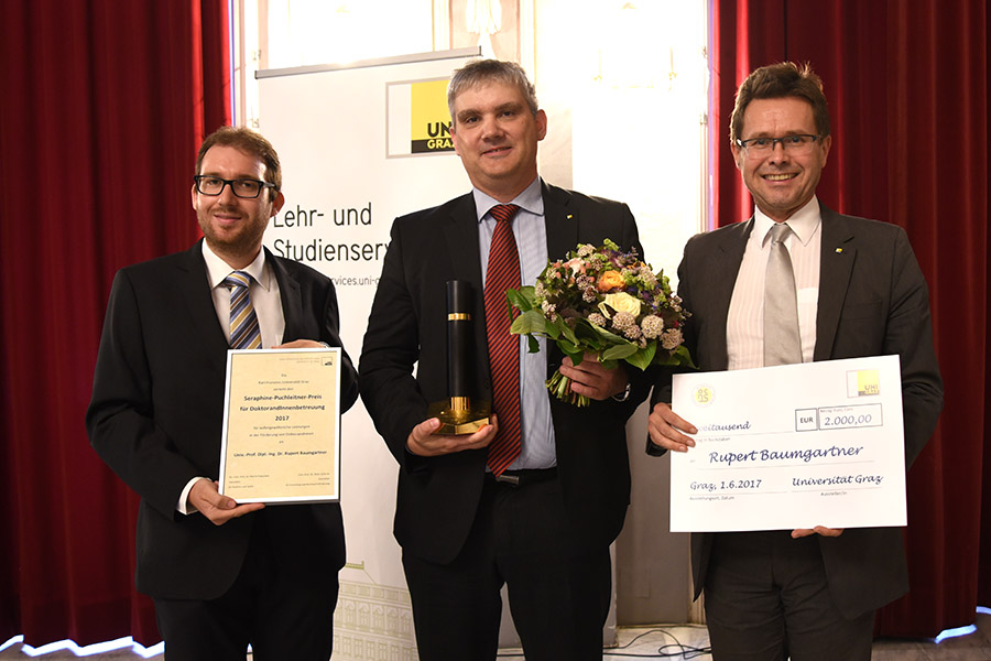 Seraphine-Puchleitner-Preis 2017 für Rupert Baumgartner (Mitte), überreicht von Stefan Dreisiebner (links) und Vizerektor Martin Polaschek. Fotos: Uni Graz/Schweiger 