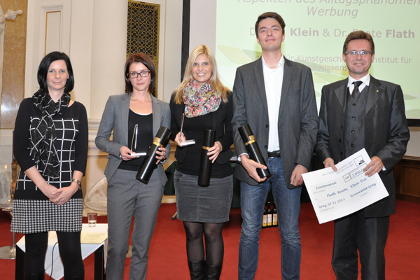 Beate Flath (2.v.l.), Eva Klein und Christian Kozina freuen sich über die Auszeichnung. Karin Scaria-Braunstein und Vizerektor Polaschek überreichten die Auszeichnung 
