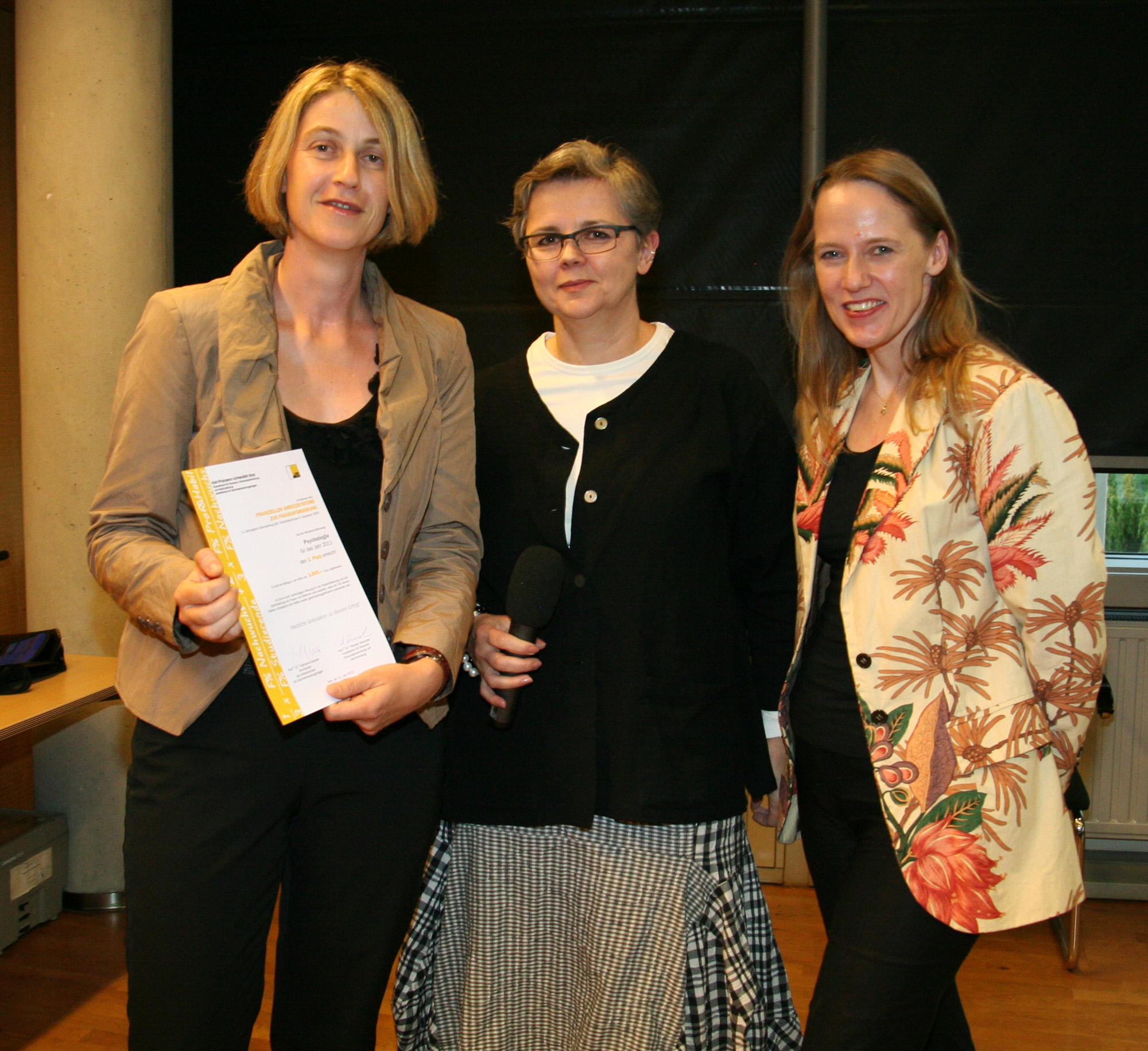 Zweiter Platz im Anreizsystem für Frauenförderung für den Wissenschaftszweig Psychologie: Institutsleiterin Anne Schienle, Vizerektorin Dworczak und AKGL-Vorsitzende Scherke (v. l.) 