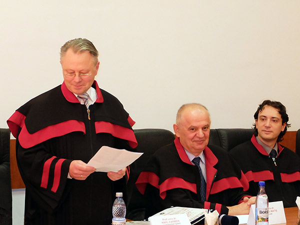 Ehrenprofessor Karl Farmer bei der Dankesrede mit Dekan Dumitru Matis und Vizepräsident Christian Schuster (v. l.), Foto: KK 