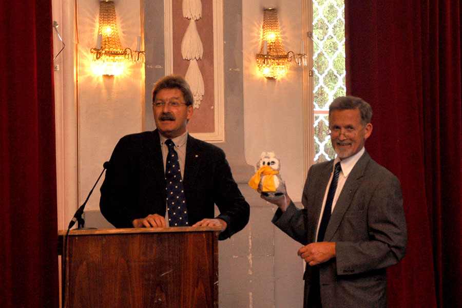 Vizerektor Scherrer überreichte eine Uni-Eule, die den Historiker im Ruhestand begleiten soll. 