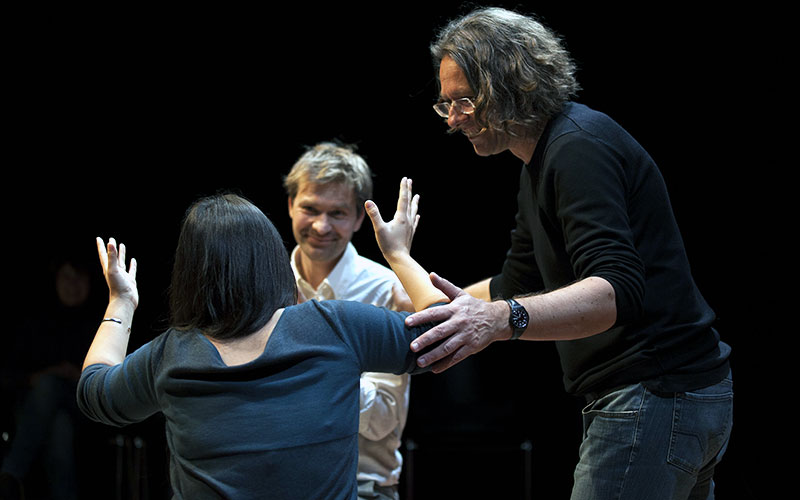 Michael Wrentschur (r.) mit zwei der AkteurInnen. Fotos: InterACT, Rappel 