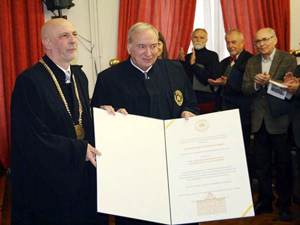 Der Rektor der Universität Sarajevo, Prof. Dr. Muharem Avdispahic (l.), verlieh Prof. Kurt Kalcher das Ehrendoktorat. Foto: Universität Sarajevo 