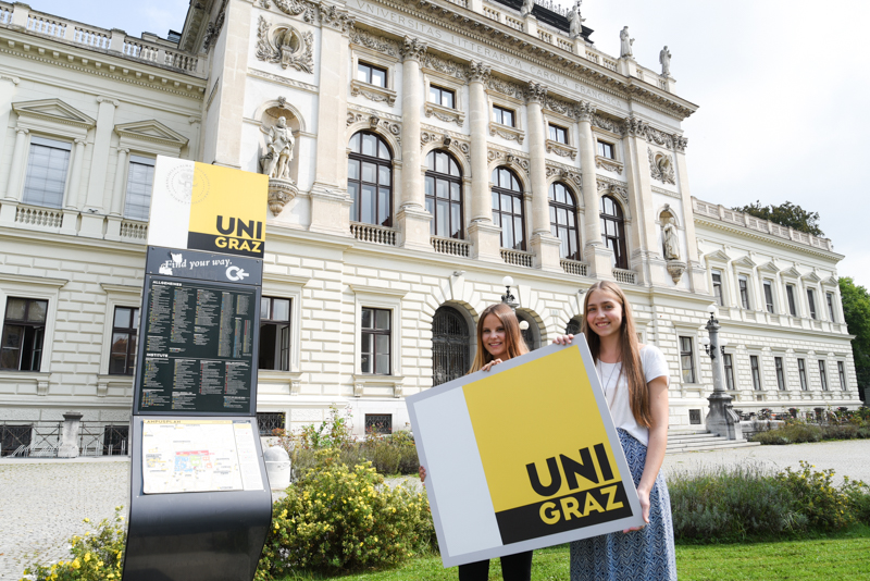 Sarah Voller und Esther Scholz-Kummerth haben frisch an der Uni Graz als Lehrlinge begonnen. Seit mehr als 30 Jahren werden hier junge Menschen in Lehrberufen ausgebildet. Foto: Uni Graz/Tzivanopoulos 