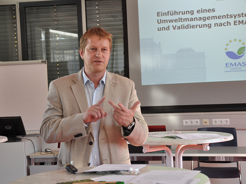 Ralph Zettl, Direktor für Ressourcen und Planung, präsentierte kürzlich die EMAS-Aktivitäten 