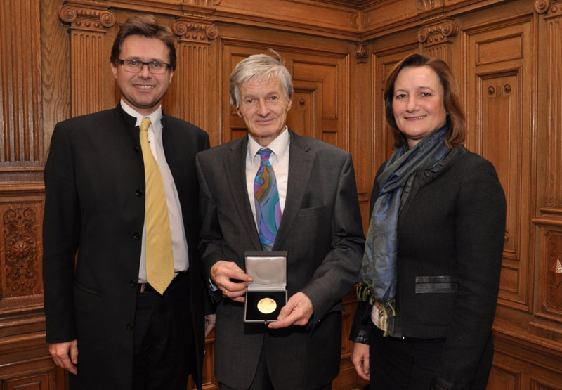 Vizerektor Polaschek, Jubilar Passini und Senatsvorsitzende Hinteregger (v.l.) 