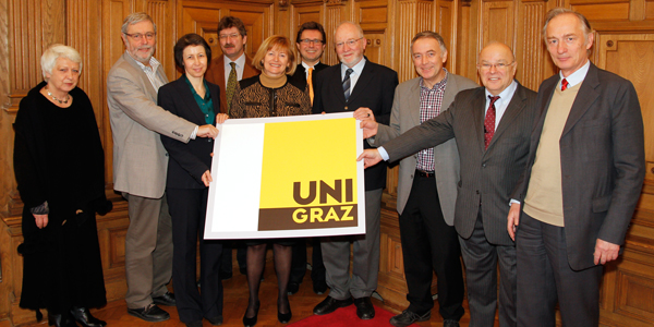 Ein gemeinsames Logo für unsere Universität: Rektorin Christa Neuper, die Vizerektoren Peter Scherrer und Martin Polaschek übergaben im Namen des Rektorates das 