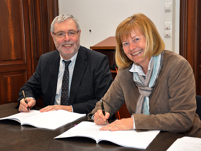 GEWI-Dekan Helmut Konrad bei der Unterzeichnung 