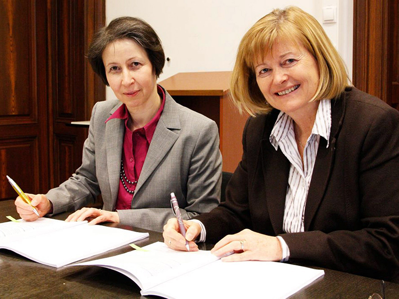 Dekanin Barbara Gasteiger-Klicpera und Rektorin Christa Neuper unterzeichneten die Ziel- und Leistungsvereinbarung der URBI-Fakultät 