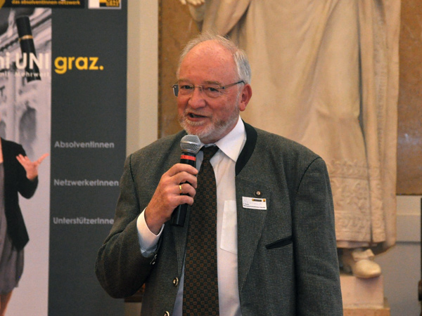 NAWI-Dekan Karl Crailsheim unterstrich die Leistungen der Fakultät und stellte die neuen ProfessorInnen und Habilitierten vor. 