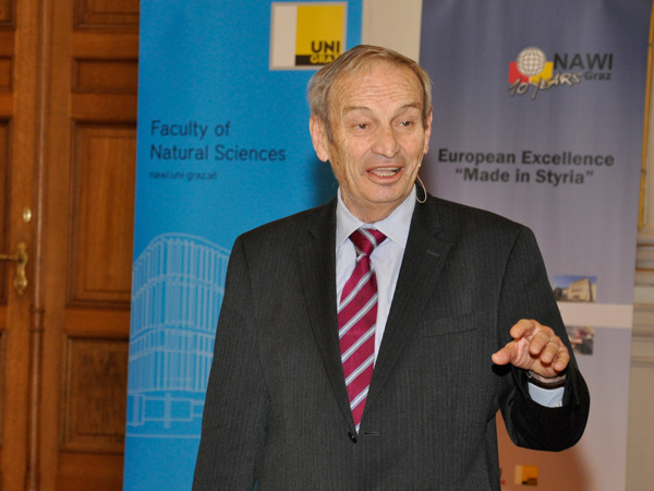 Science-Buster Heinz Oberhummer referierte kurzweilig über die Fragen: Woher kommen wir? Wohin gehen wir? Sind wir allein? Fotos: Uni Graz/Eklaude, Teubenbacher 