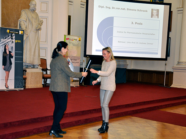 Eva Roblegg nahm den Preis für Simone Schrank entgegen. Fotos: Uni Graz / Teubenbacher 