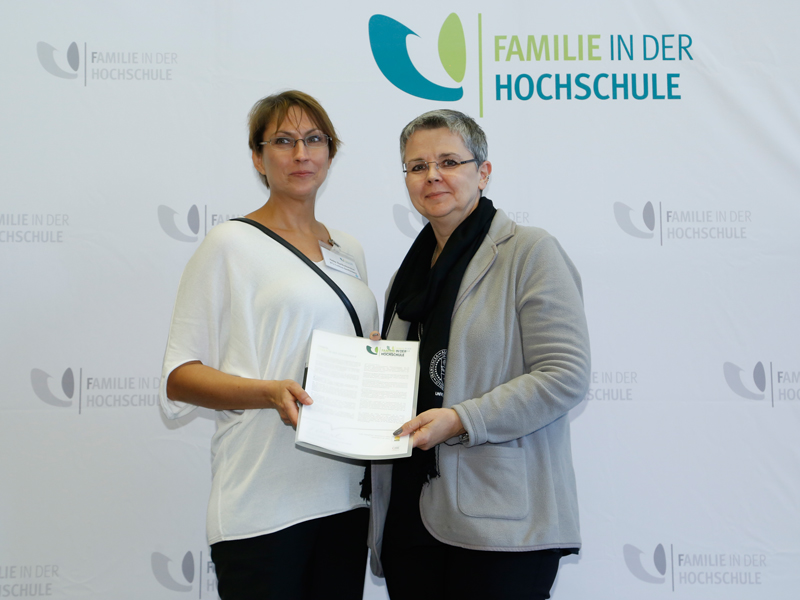 Die Uni Graz ist nun Teil der Charta "Familie in der Hochschule". Vizerektorin Renate Dworczak (r.), hier mit Heike Bartholomäus von BTU Cottbus, unterzeichnete das Papier. Fotos: Uwe Dettmar. ©Foto: Uwe Dettmar