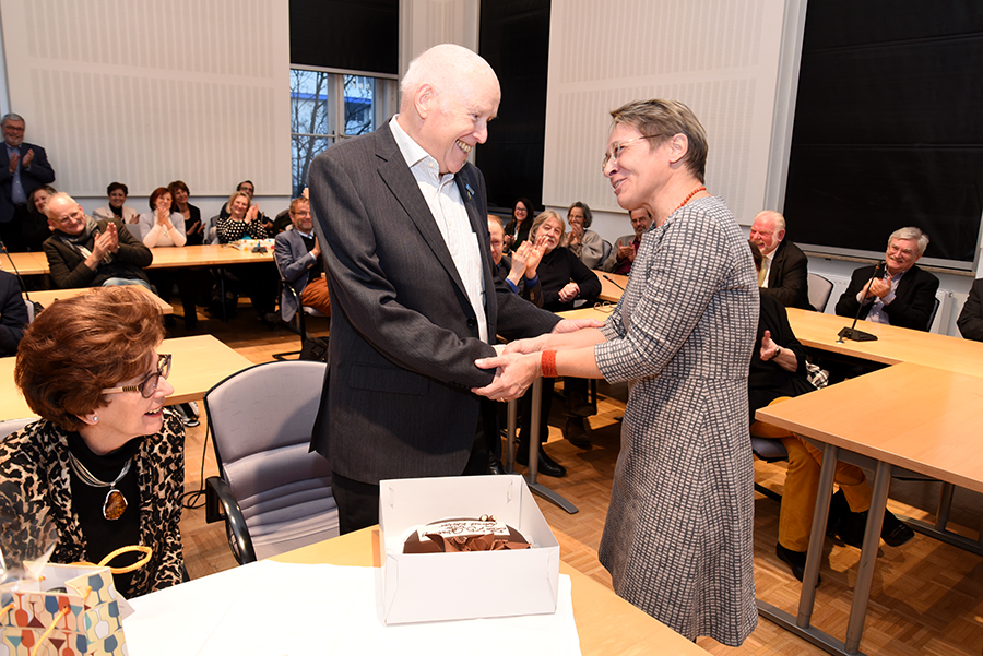 Anita Ziegerhofer ließ buchstäblich die Katze aus dem Sack: Sie überraschte den Jubilar mit seiner Lieblingstorte und einem pointierten Festvortrag zur Katze im Recht. 