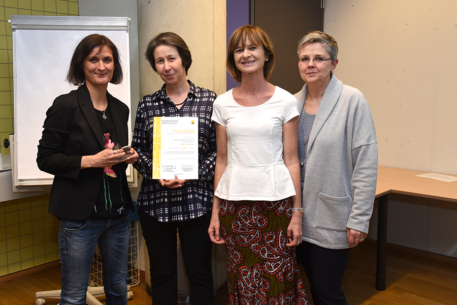 Platz 2 für Wissenschaftszweig Erziehungswissenschaften: kürzlich habilitierte Erziehungswissenschafterin Maria Anastasiadis, URBI-Dekanin Barbara Gasteiger-Klicpera, AKGL-Vorsitzende Maria Elisabeth Aigner und Vizerektorin Renate Dworczak (v.l.) 