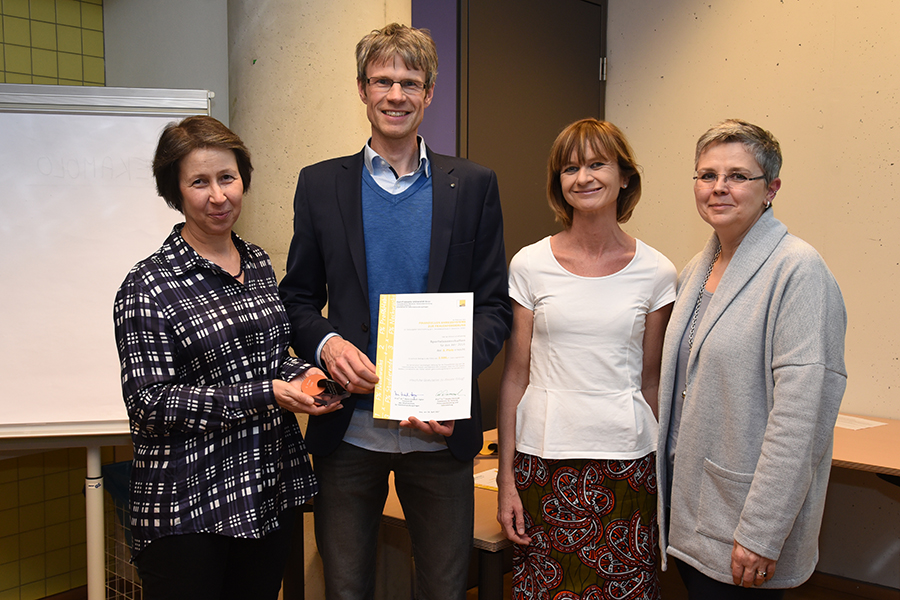 Platz 3 für Wissenschaftszweig Sportwissenschaft: URBI-Dekanin Barbara Gasteiger-Klicpera, Institutsleiter Markus Tilp, AKGL-Vorsitzende Maria Elisabeth Aigner und Vizerektorin Renate Dworczak (v.l.) 