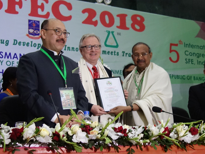 Rudolf Bauer (Mitte) bekam in Dhaka von der Society for Ethnopharmacology India (SFE) den „SFE Outstanding International Scientist Award”. Foto: SFE 