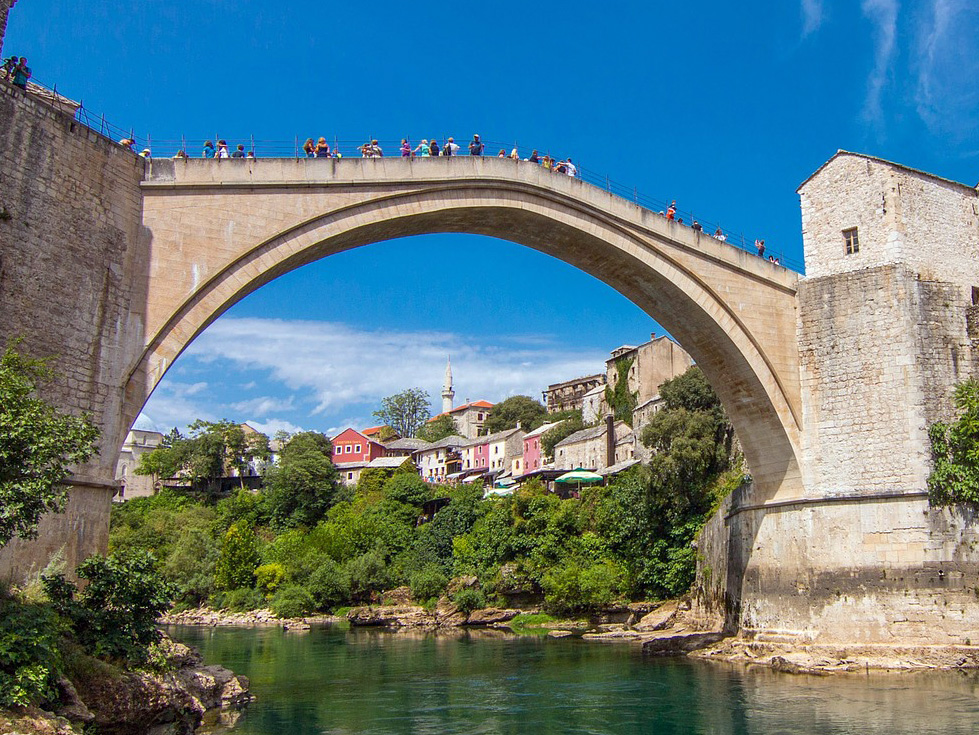 Eine Brücke für den Westbalkan bauen WissenschafterInnen gemeinsam mit VertreterInnen der Politik, um das Wachstum der Region zu fördern. Foto: Pixabay 
