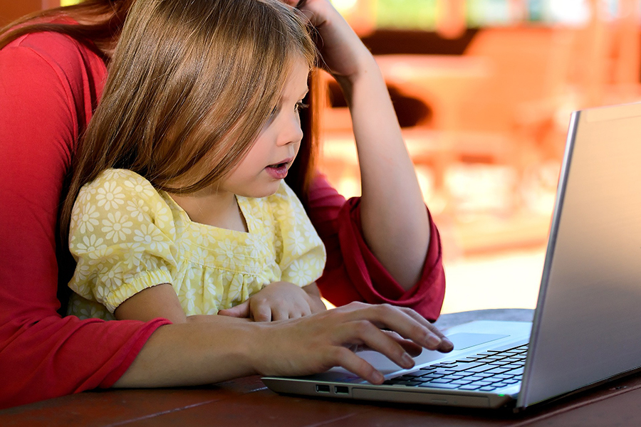 Als ForscherIn arbeiten und Eltern sein. Der Schreibsamstag hilft dabei, wie sich beide Aufgaben vereinbaren lassen., Foto: Chuck Underwood auf pixabay.com 