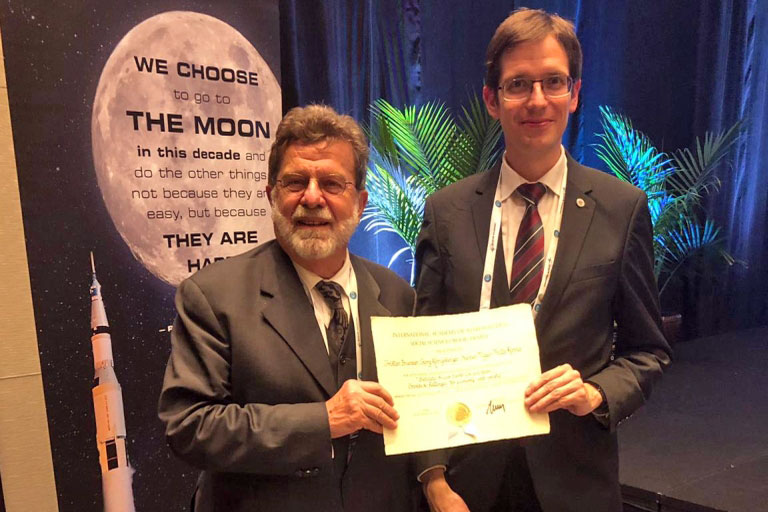 Christian Brünner und Co-Herausgeber Hannes Mayer nahmen den Social Sciences Book Award entgegen. Foto: KK 