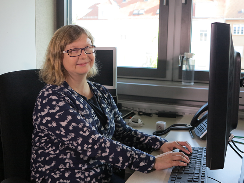 Sabine Linhart arbeitet im Dekanat der REWI-Fakultät und gibt als eine von über 160 begünstigt behinderten MitarbeiterInnen der Universität Graz ihr Wissen und ihre Erfahrungen auch regelmäßig weiter. Foto: Uni Graz. 