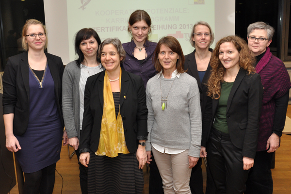 Erste Ergebnisse aus dem Strategischen Projekt "Work Life Balance" präsentiert: Renate Dworczak mit den Projektleiterinnen Renate Ortlieb, hintere Reihe 2. v. r., sowie Tanja Paulitz, 1. Reihe links, mit ihren Teams 