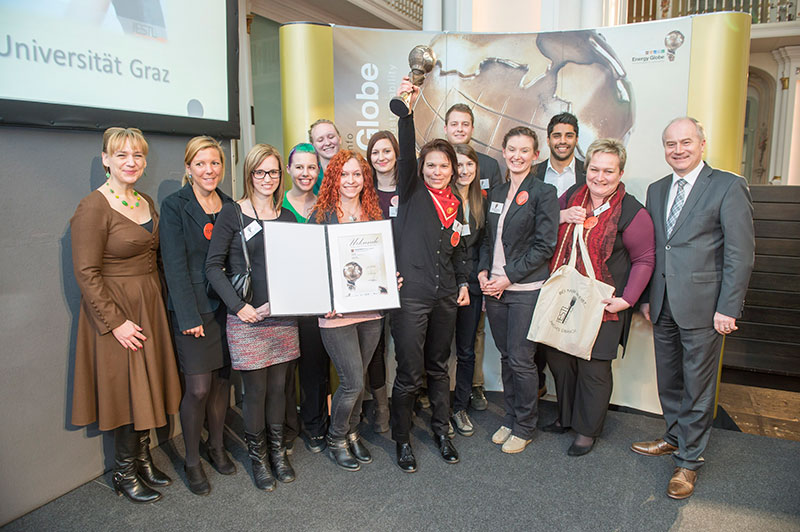 Sybille Kuske, GF Energie Agentur Steiermark (l.), Ulrike Gelbmann (2.r.) und Martina Friesenbichler (7.v.r.) von der Universität Graz mit ihrem Restl Festl-Team mit Landesrat Johann Seitinger (r). Foto: Foto Fischer. 