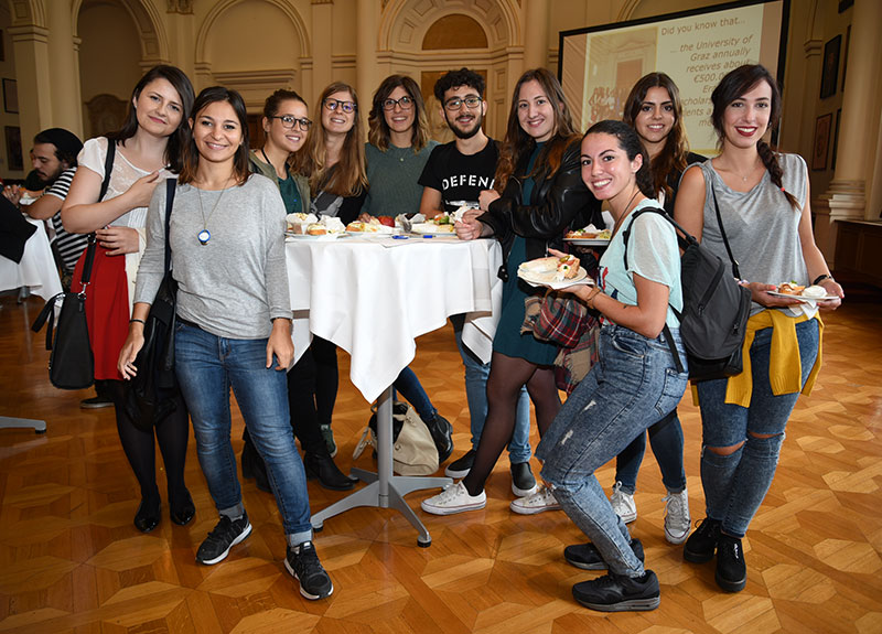 Willkommen! Mit einem Empfang wurden die internationalen Studierenden, die dieses Semester in Graz beginnen, begrüßt. Für eine große Ansicht der Bilder: Drauf klicken und mit dem Pfeil nach rechts navigieren. Alle Fotos: Uni Graz/Kastrun. 