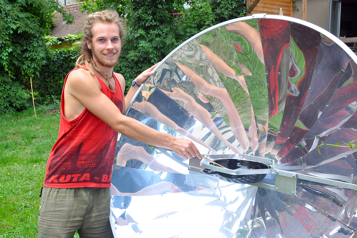 Mit einem Solarkocher werden im Garten frische Speisen kredenzt Foto: Uni Graz/Steinwender 