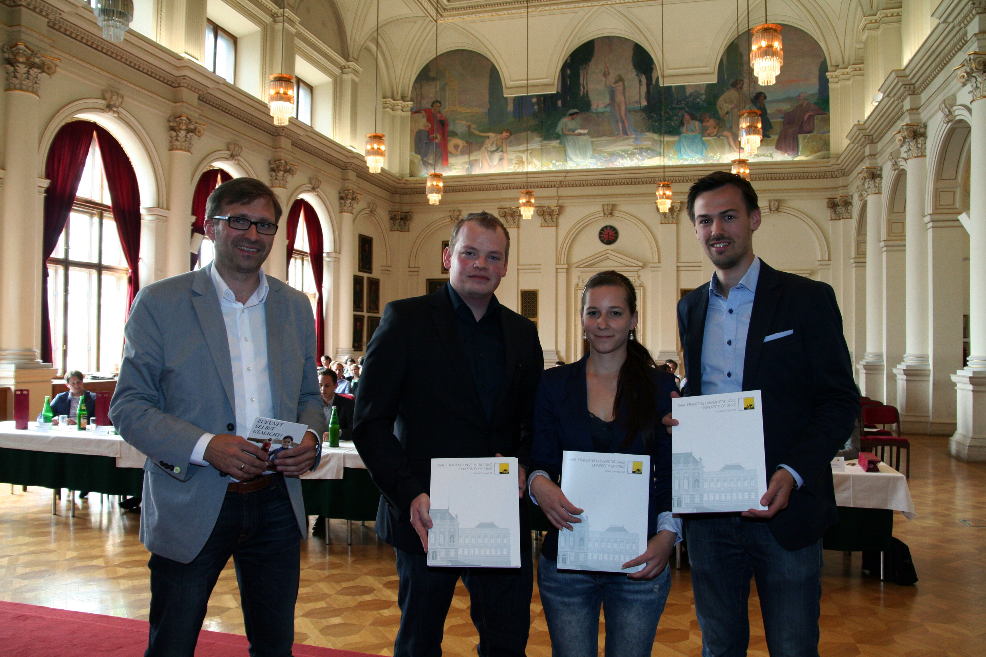 „LactoCheck“ auf Platz 3, Bernhard Weber vom Science Park Graz überreichte die Prämie. 