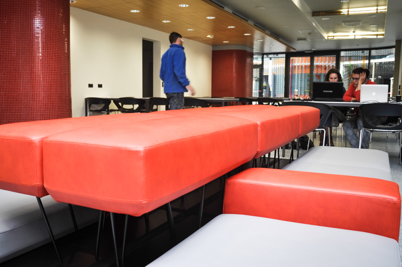 Aus alt mach neu: Nach dem Umbau erstrahlt die ZMB-Lounge im neuen Glanz. Als Lernzone bietet sie nun Platz für 40 Studierende. Foto: Uni Graz/Tzivanopoulos 