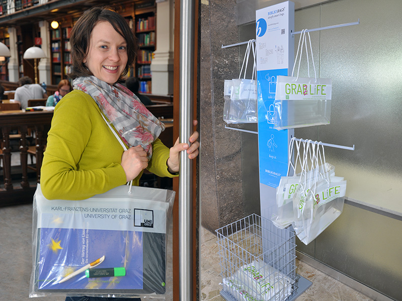 In den neuen Bibliobags lassen sich Lernunterlagen bequem in den Lesesaal mitnehmen. Foto: Pichler/Uni Graz 