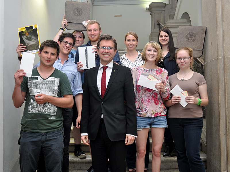 Studierende testeten neue Features in UNIGRAZonline und freuten sich über die Preise. Vizerektor Polaschek gratulierte. Foto: Uni Graz/Schweiger 