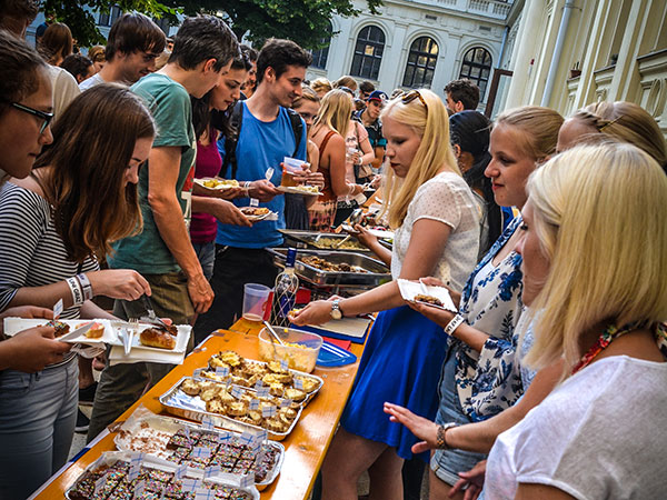 Unter anderem gab es traditionelle Gerichte aus Aserbaidschan, der Dominikanischen Republik, Moldawien oder dem Iran zu verkosten. 