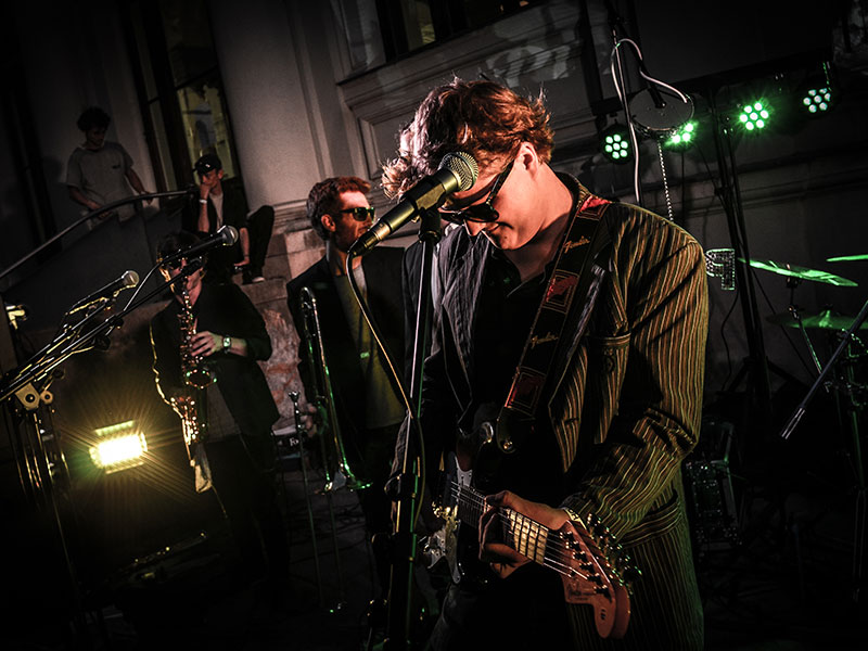 Für die musikalische Untermalung sorgte die Band „Plenty for Twenty“, mit funkigen Groves die Menge zum Tanzen anheizte. 