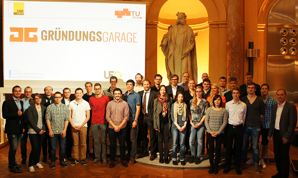 Teams und MentorInnen der Gründungsgarage Vol. IV mit den OrganisatorInnen und TU-Rektor Harald Kainz 