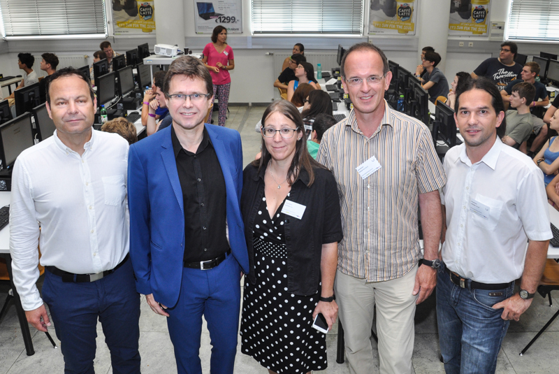 Gemeinsam im Haus und am Standort an einem Strang ziehen: IT-Leiter Christian Marzluf, Vizerektor Martin Polaschek, Elke Jantscher sowie Studiendekan Bernhard Gritsch und Studiendirektor Harald Lothaller, beide von der Kunstuni Graz (v.l.) Foto: Uni Graz 