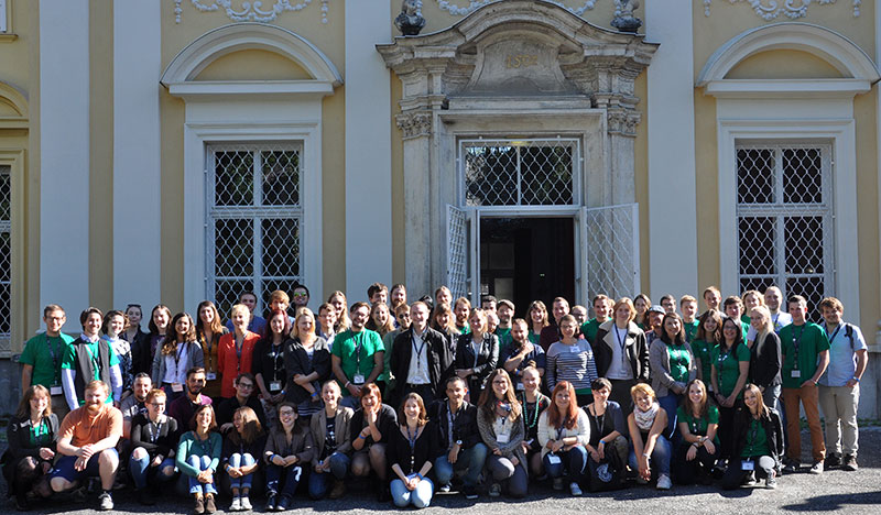 Studierende aus 26 Universitätsstädten in 18 Ländern nehmen den der Konferenz teil. 