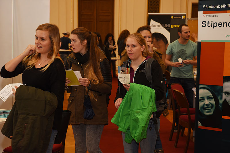 Die jährliche Auslandsstipendienmesse des Büros für Internationale Beziehungen zog wieder zahlreiche Reisehungrige an. Für weitere Fotos auf dieses Bild klicken und unten in der Galerie nach rechts navigieren. Alle Bilder: Uni Graz/Kastrun. 